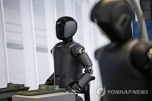 중국 베이징 휴머노이드 로봇 혁신 센터의 휴머노이드 로봇. EPA 연합뉴스